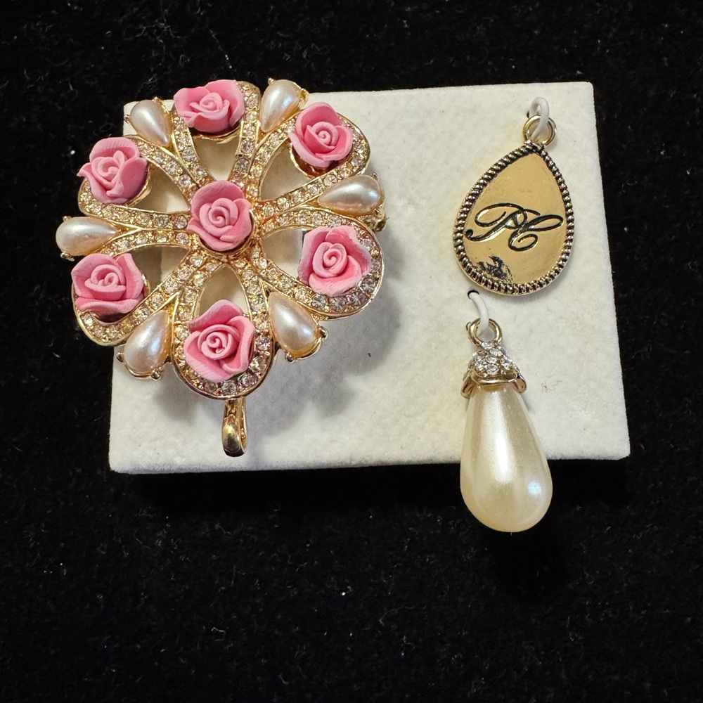 VTG Avon President’s Recognition Achievement (2006) Brooch and Charm Set